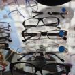 Ochelarii semnalizaţi la raft cu bulina albastră au reducere de 50% la rame