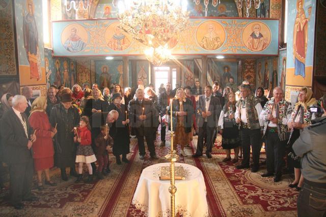 Cele 13 "cupluri de aur" au asistat la o slujba de mulţumire, oficiată la Biserca Sf. Nicolae din Șcheia
