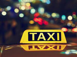 Taxi izbit de o maşină care nu a păstrat distanţa regulamentară în mers
