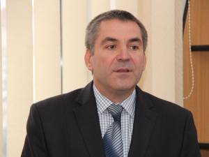 Primarul oraşului Siret, Adrian Popoiu, a anunţat ieri că încălzirea Spitalului de Boli Cronice va fi asigurată în această iarnă de o companie privată, Holzindustrie Schweighofer