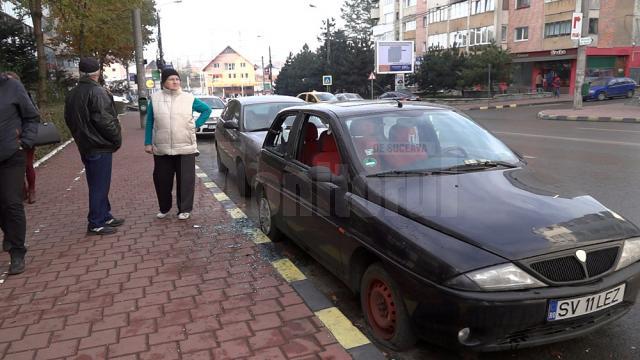 Huliganii au spart geamurile portierelor stânga și dreapta, au distrus luneta şi au tăiat cauciucurile în partea laterală