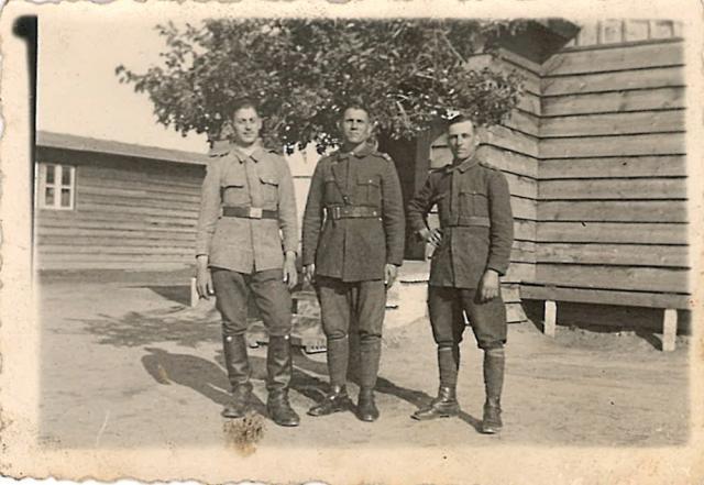 Sergentul Petru Savin, primul din dreapta