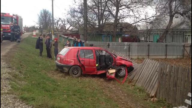 În urma impactului, autoturismul marca VW Golf a fost aruncat în şanţ şi a rupt un gard de lemn
