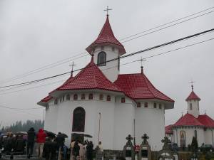 Biserica veche a Mănăstirii Podu Coşnei a fost resfinţită duminică, 6 noiembrie, de ÎPS Pimen, Arhiepiscopul Sucevei şi Rădăuţilor, împreună cu un sobor format din preoţi, diaconi şi călugări