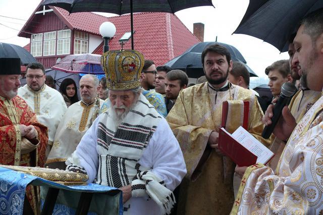 Biserica veche a Mănăstirii Podu Coşnei a fost resfinţită duminică, 6 noiembrie, de ÎPS Pimen, Arhiepiscopul Sucevei şi Rădăuţilor, împreună cu un sobor format din preoţi, diaconi şi călugări