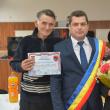Primarul comunei Udești, Ostrovan Cristea, împreună cu o familie care a împlinit 50 de ani de căsătorie