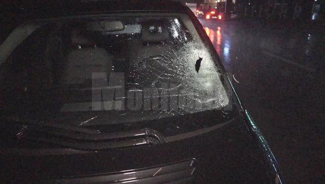Parbrizul și oglinda retrovizoare ale autoturismului au fost avariate în urma impactului cu victima