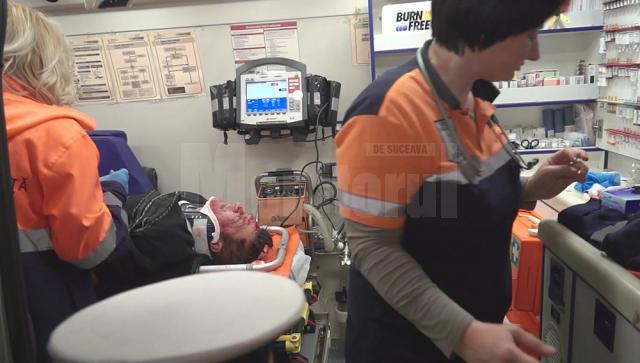 Bărbatul rănit a primit primul ajutor de la personalul ambulanţei sosite la fața locului