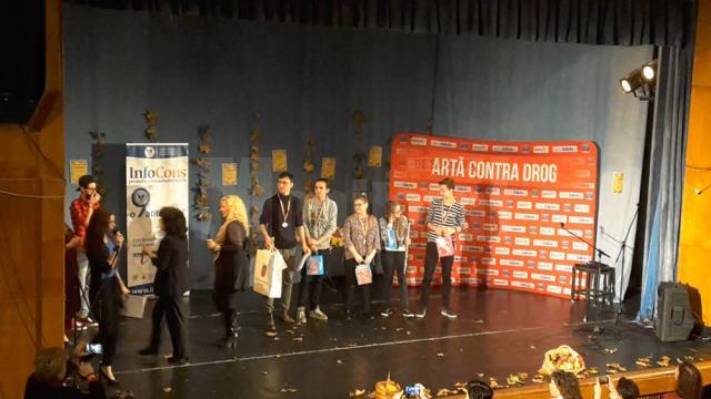 Trupa „Simbol” a Colegiului de Artă Suceava a câştigat trofeul Festivalului Naţional de folk ”Toamna baladelor”