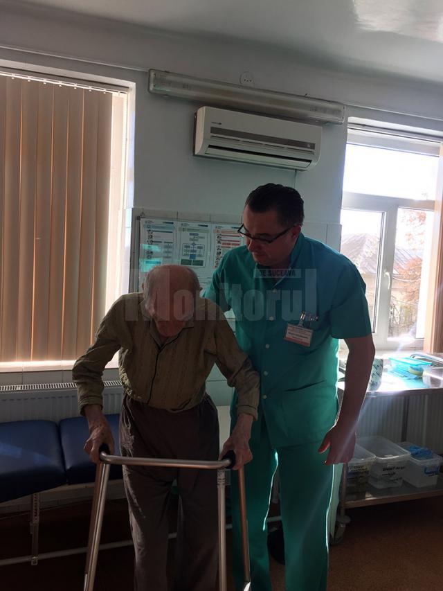 Dr. Vlad Morariu, cu veteranul pacienţilor endoprotezaţi