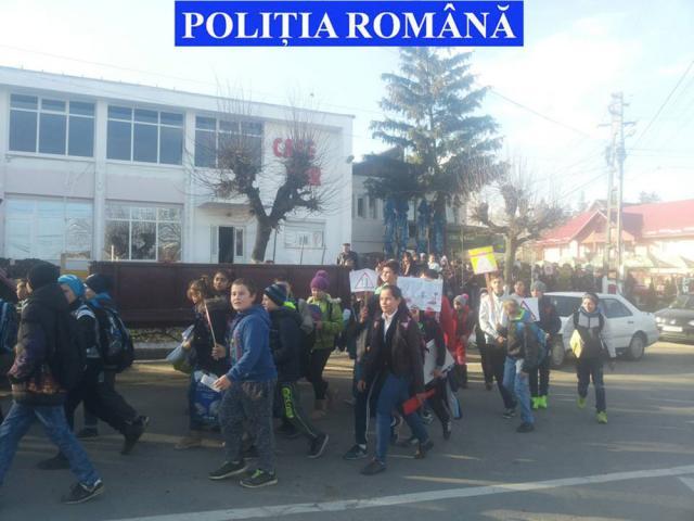300 de elevi au participat la un marş al siguranţei rutiere, la Liteni