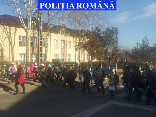 300 de elevi au participat la un marş al siguranţei rutiere, la Liteni