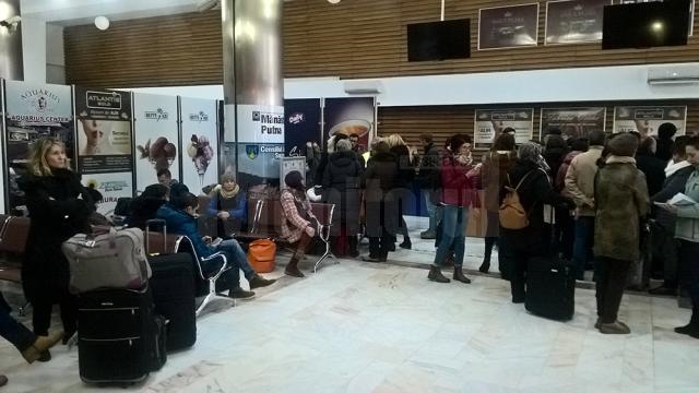 Pasagerii zborului Suceava-Milano, lăsaţi de izbelişte de Wizz Air în Aeroportul Suceava