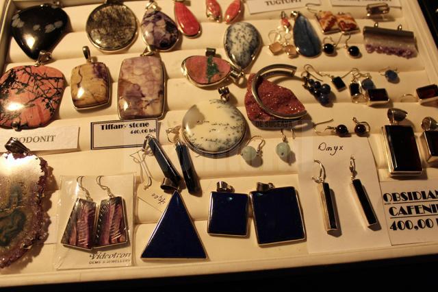 Expoziţia Mineralia, cu bijuterii unicat, create din pietre naturale