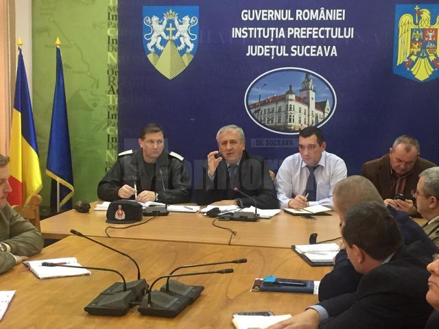 Prefectul judeţului Suceava, Constantin Harasim, a solicitat ieri o comunicare mai bună şi mai intensă între autorităţi pentru prevenirea situaţiilor de urgenţă