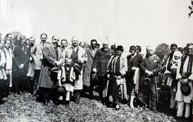Ion Nistor alături de sătenii din Vicovu de Sus (1925)