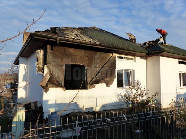 Un puternic incendiu a distrus o casă şi a produs pagube mari pe o stradă din zona Iţcani