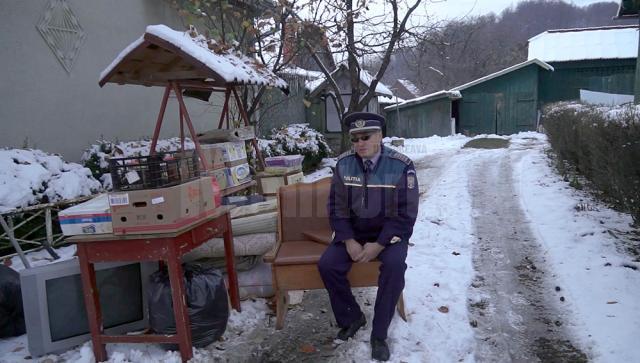 Vasile Grumăzescu a ieşit aseară în drum, cu tot cu o parte din mobilă, sătul să tot aştepte mutarea în locuinţa de serviciu care i se cuvine