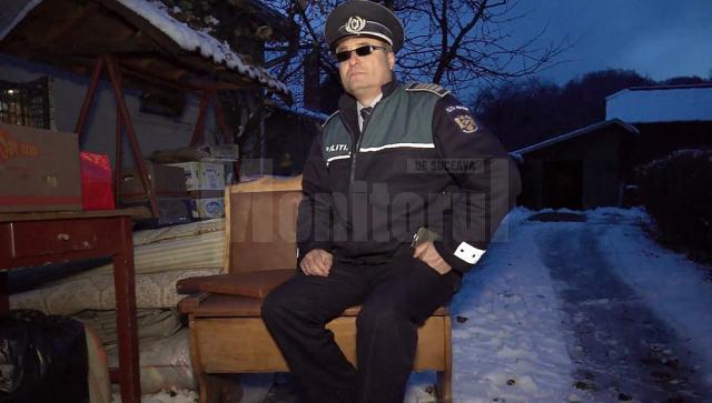 Vasile Grumăzescu a ieşit aseară în drum, cu tot cu o parte din mobilă, sătul să tot aştepte mutarea în locuinţa de serviciu care i se cuvine