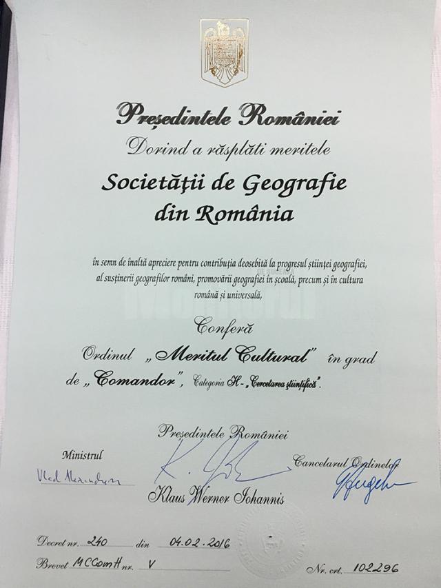 Profesori fălticeneni, prezenţi la Palatul Cotroceni, la decorarea Societăţii Române de Geografie