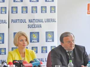 Liderul PNL, Alina Gorghiu, şi preşedintele Organizaţiei Judeţene Suceava, Gheorghe Flutur
