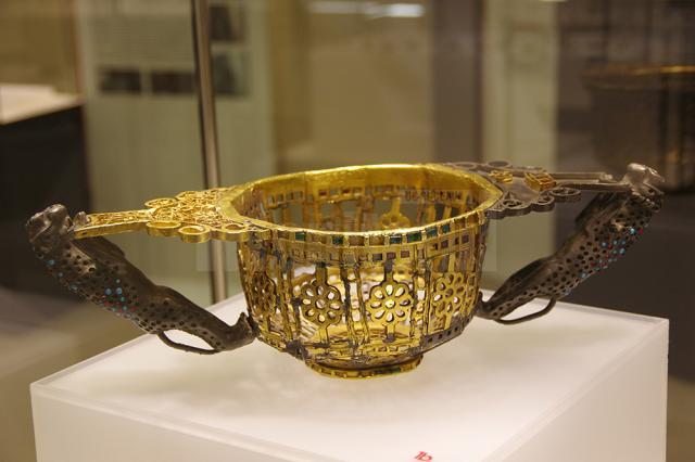 Obiect din expoziţia „Aurul şi argintul antic al României”, de la Muzeul de Istorie