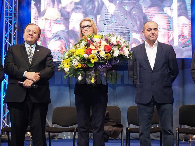 Alina Gorghiu a primit flori din partea liberalilor suceveni
