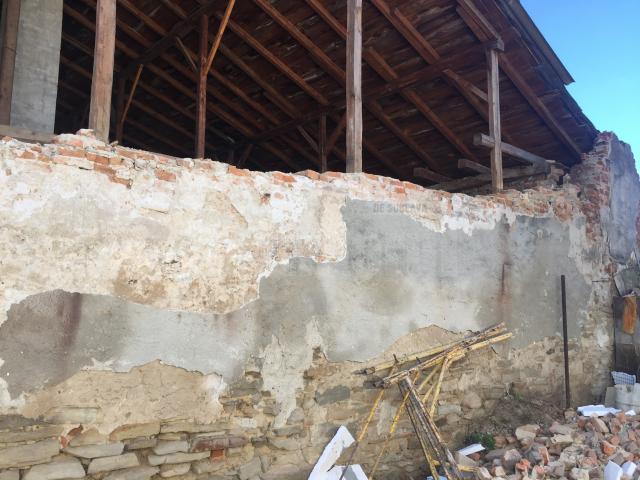Zid dărâmat şi persoane evacuate în cartierul Burdujeni sat