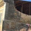 Zid dărâmat şi persoane evacuate în cartierul Burdujeni sat