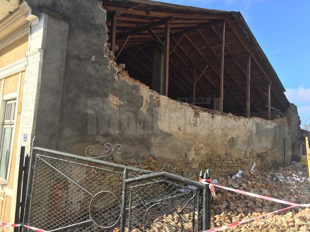 Peretele  imobilului s-a prăbuşit din senin şi a afectat şi o clădire învecinată