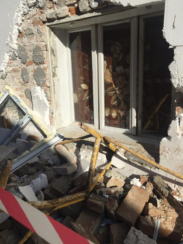13 persoane printre care şase copii, evacuate sâmbătă seară după ce zidul unei case vecine s-a prăbuşit