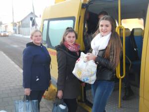 Elevi de la Liceul Tehnologic „Vasile Cocea” Moldoviţa, în vizită la Centrul de bătrâni din Bogdănești