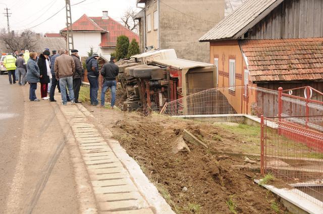 Femeia a fost izbita în plin și aruncată în gardul de la marginea drumului