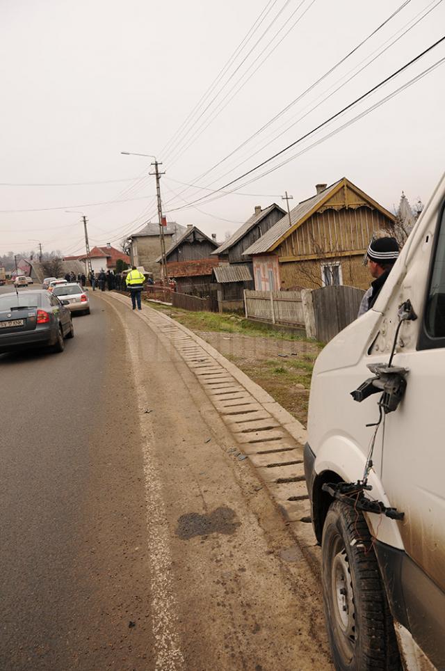 Camionul scăpat de sub control a acroşat mai întâi o autoutilitară parcată pe marginea drumului, după care a lovit femeia și s-a răsturnat