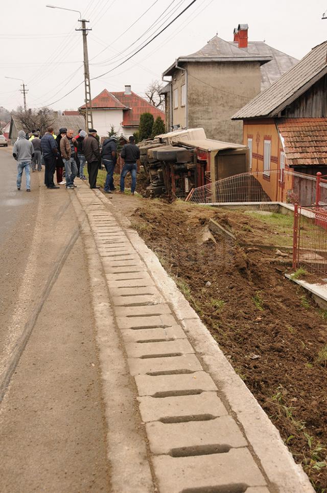 Un tir încărcat scăpat de sub control a rănit grav o femeie şi s-a răsturnat în curtea unei case la Păltinoasa