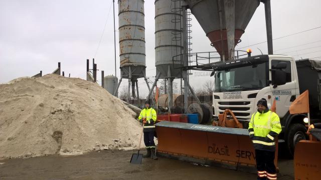 In curtea firmei Diasil sunt depozitate 750 de tone de sare şi 140 de tone de nisip