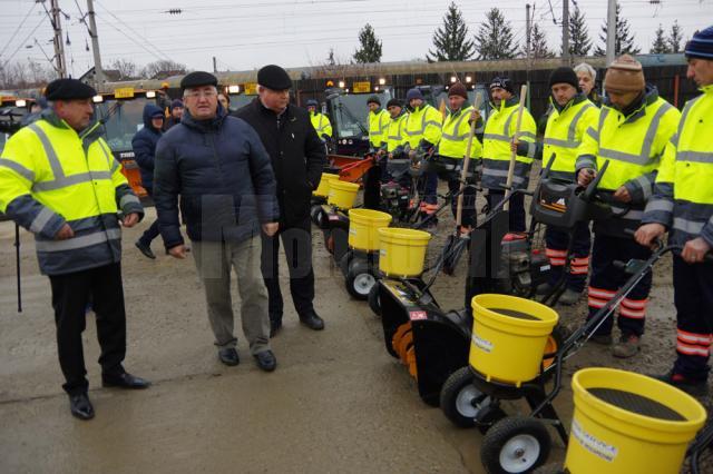 Primarul Ion Lungu a inspectat parcul auto al societăţii Diasil, cu care se va interveni pe străzile Sucevei, precum şi stocurile de antiderapant