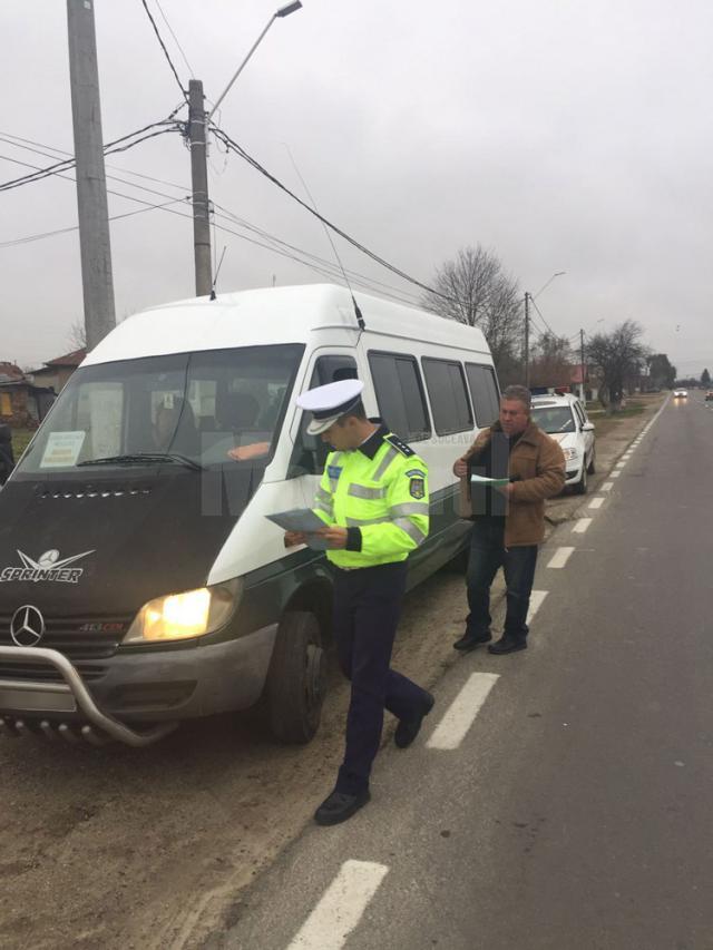 În timpul acţiunii, poliţiştii au verificat toate microbuzele de transport călători