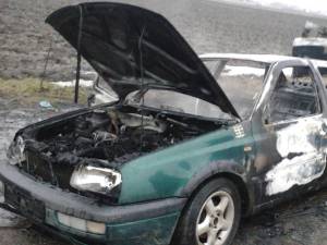 Autoturismul marca VW Vento a fost distrus aproape în totalitate de flăcări