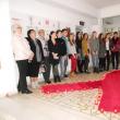 Elevi de la liceele din Suceava au aprins candele la sediul DSP pentru cei ucişi de HIV/SIDA