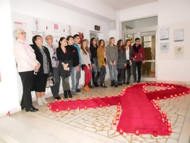 Elevi de la liceele din Suceava au aprins candele la sediul DSP pentru cei ucişi de HIV/SIDA