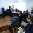 Deţinuţii au avut parte de un regim liber, fără cătușe, fiind doar supravegheaţi de mai mulţi poliţişti