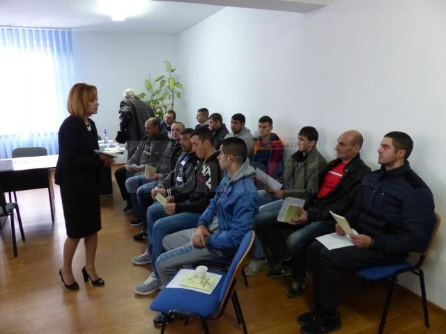 Mirela Admnicăi, directorul AJOFM Suceava, le-a vorbit deţinuţilor despre şansele reale de angajare pe care le pot avea când se vor elibera