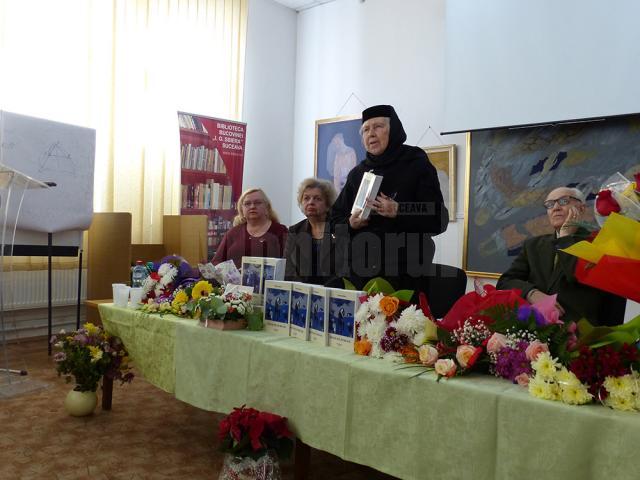 Monahia Elena Simionovici  vorbind despre cartea lansată de Doina Cernica