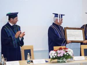 Decanul Facultăţii de Inginerie Mecanică, Mecatronică si Management, prof. univ. dr. ing. Ilie Muscă, a înmânat diploma de Doctor Honoris Causa