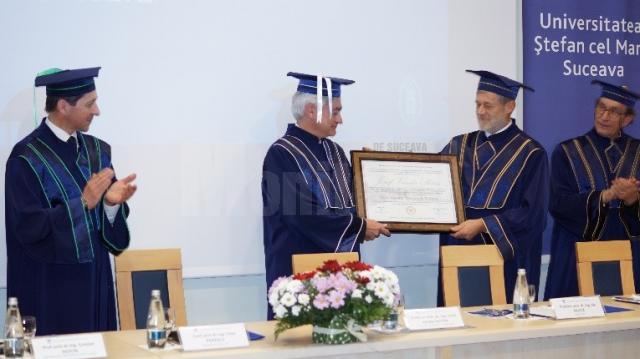 Decanul Facultăţii de Inginerie Mecanică, Mecatronică si Management, prof. univ. dr. ing. Ilie Muscă, a înmânat diploma de Doctor Honoris Causa