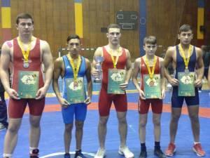 Poză de grup cu cei șase medaliați ai întrecerii de la Târgoviște