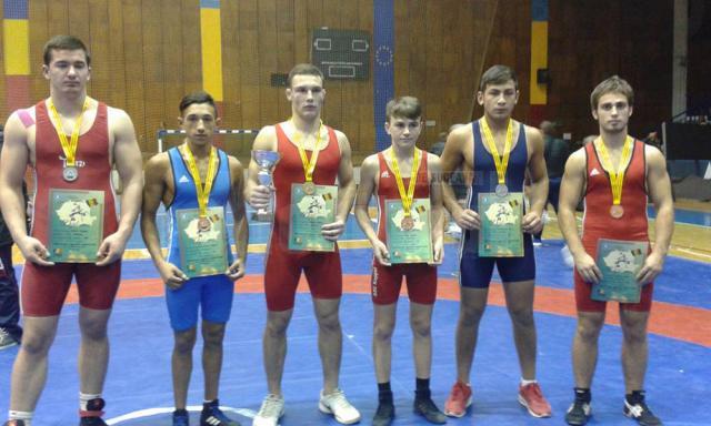 Poză de grup cu cei șase medaliați ai întrecerii de la Târgoviște