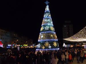 Luminile de sărbătoare s-au aprins în bradul de Crăciun din centrul Sucevei