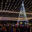 Bradul de Crăciun din centrul Sucevei a fost completat cu o plasă de lumini peste zona pietonală
